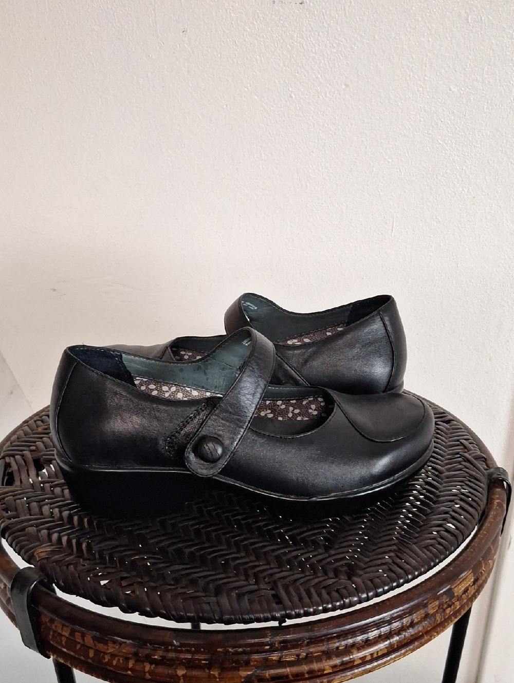 Dansko Mary Jane Shoes 37 US 7 Black Leather Rosette Button Portugal - Picture 2 of 11
